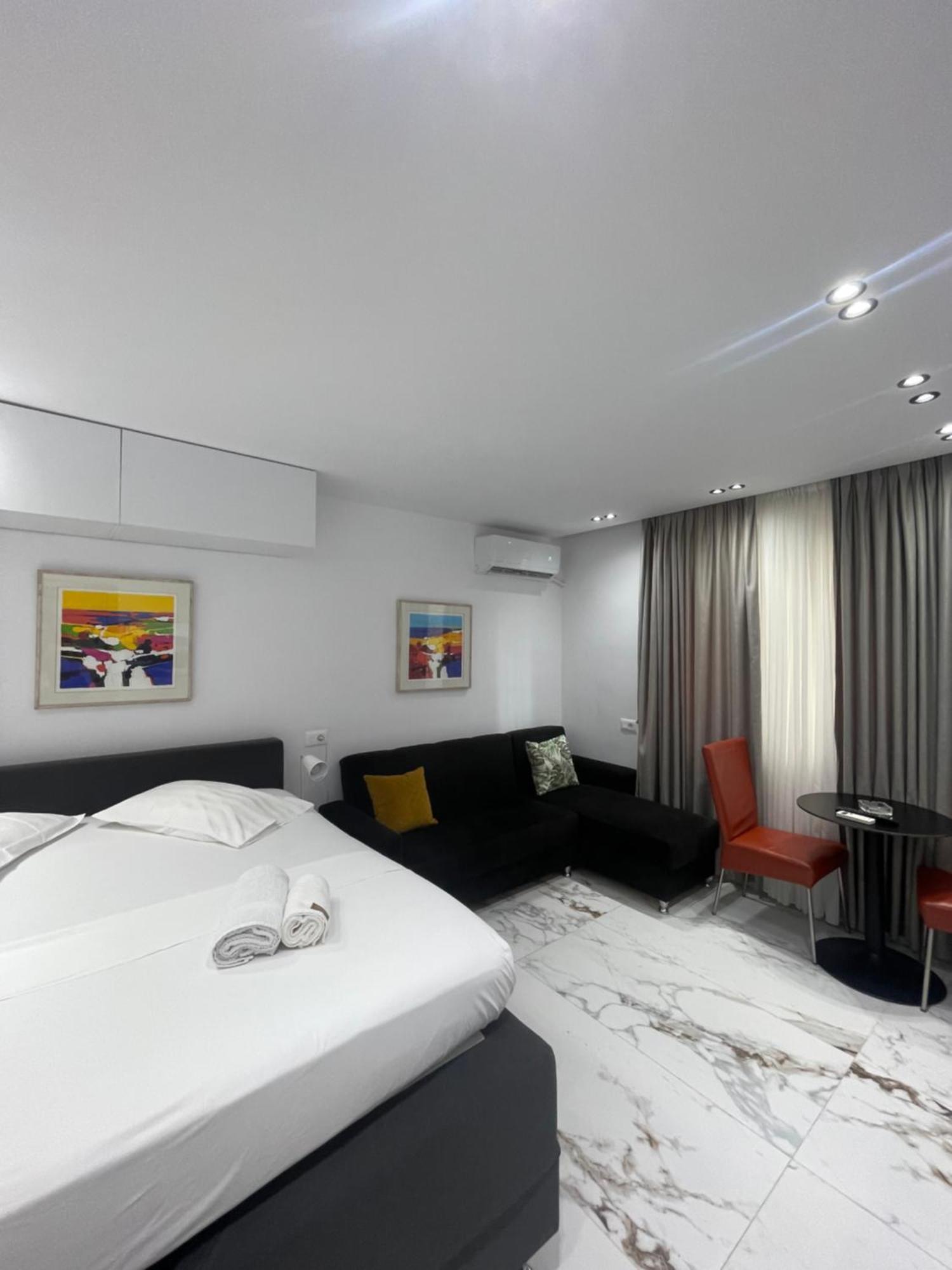 Midnight Apartments Tirana Esterno foto