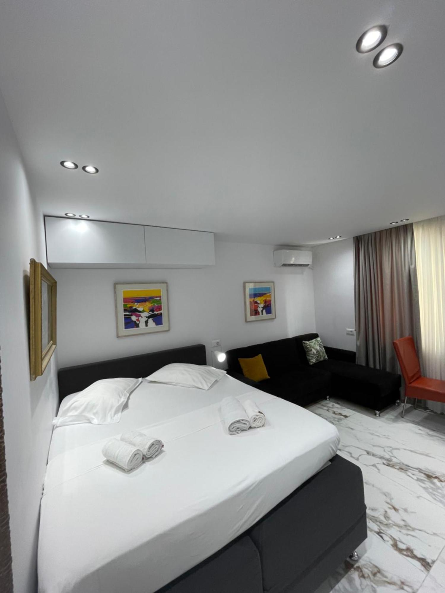 Midnight Apartments Tirana Esterno foto